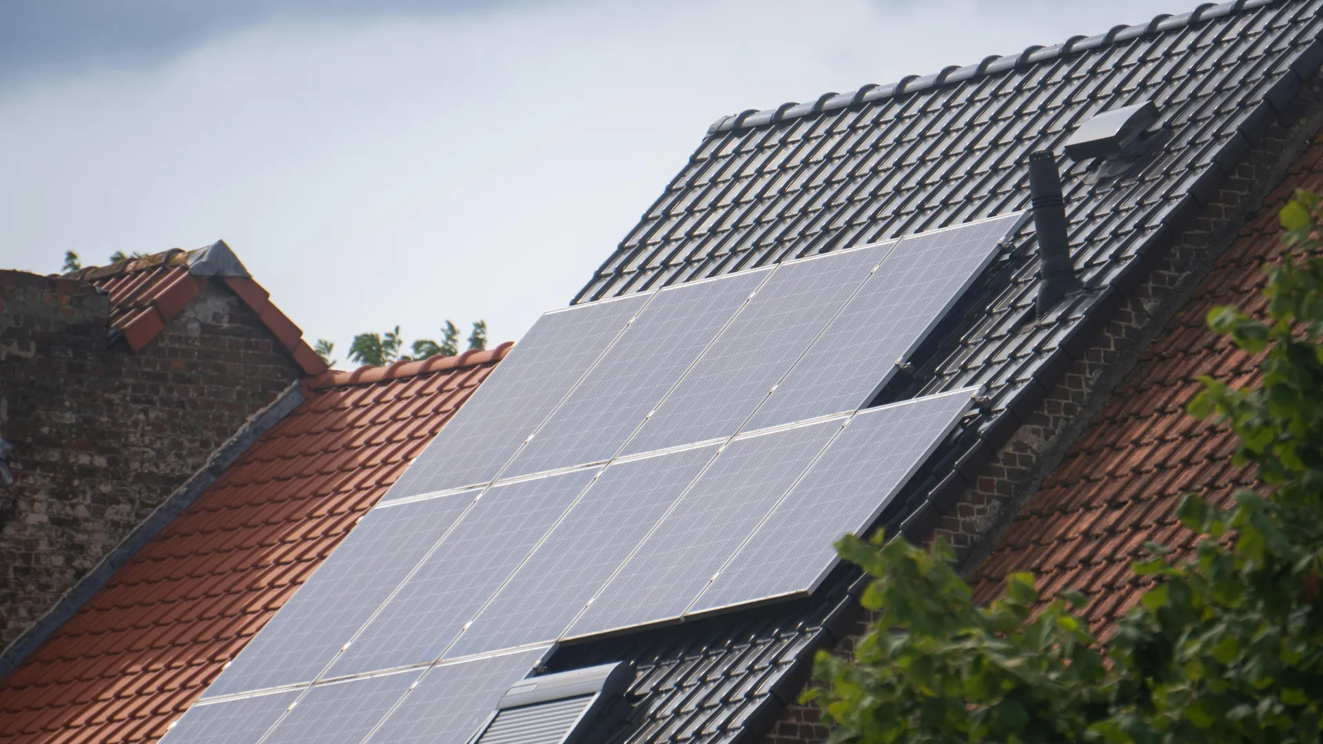 Eine Photovoltaik-Anlage auf dem Dach eines Einfamilienhauses